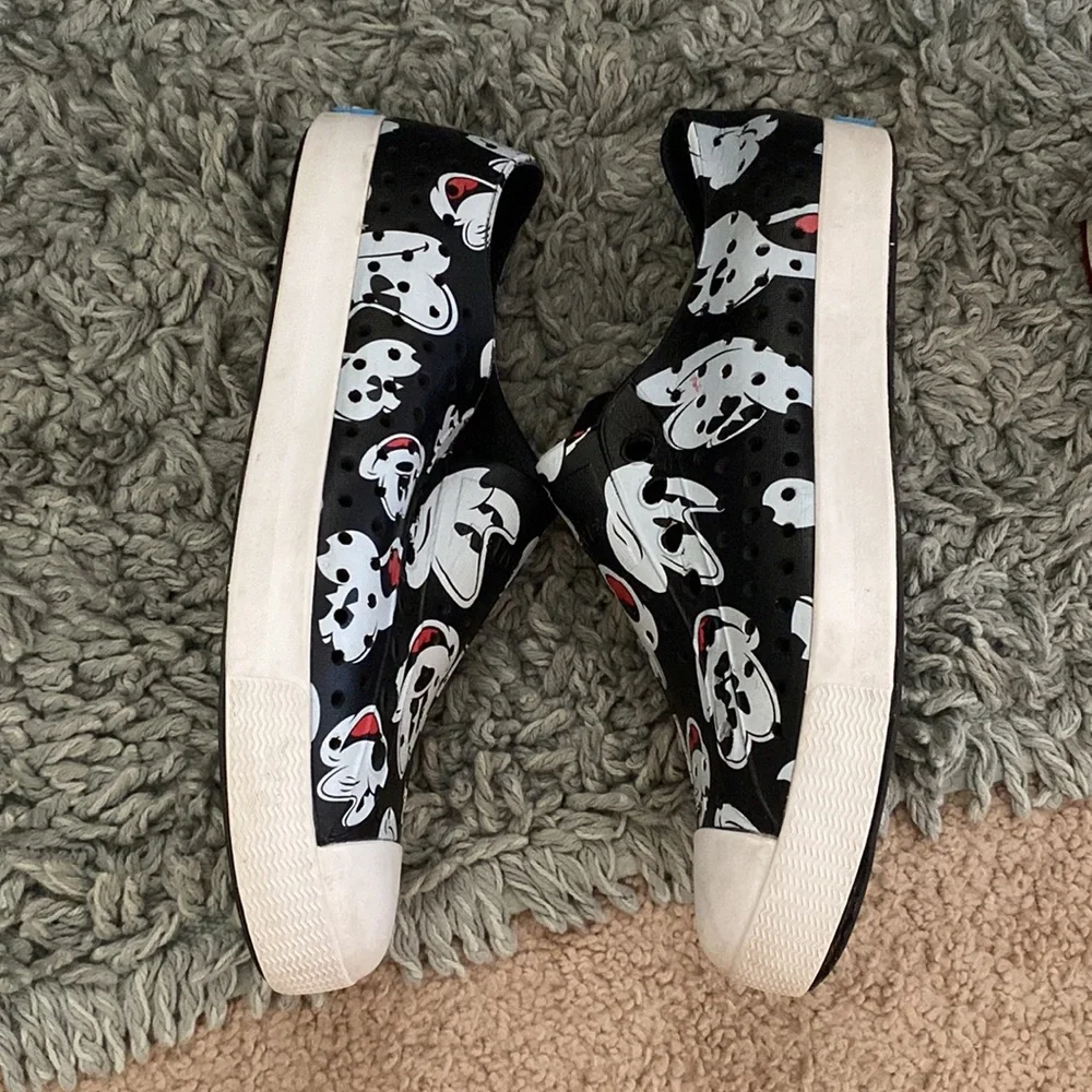 🤍🖤Native Mickey Disney slip on 🖤🤍size 3